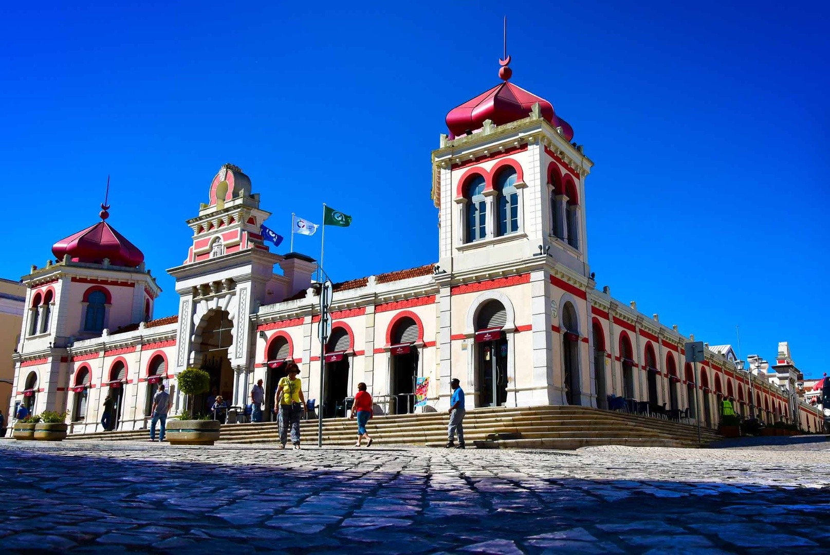 https://mdw-travel-data-us-east-1.s3.amazonaws.com/img/country/Portugal/Mercado-Municipal-de-Loule/img_02.jpg