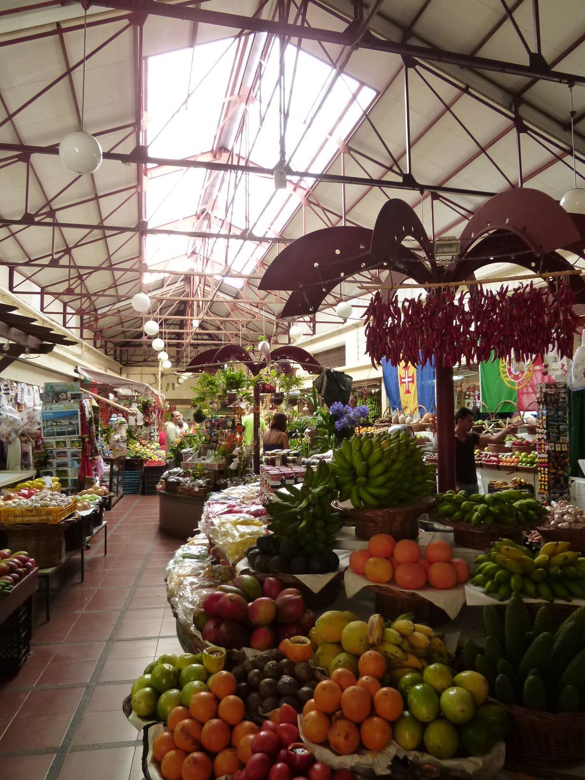 https://mdw-travel-data-us-east-1.s3.amazonaws.com/img/country/Portugal/Mercado-dos-Lavradores/img_02.jpg