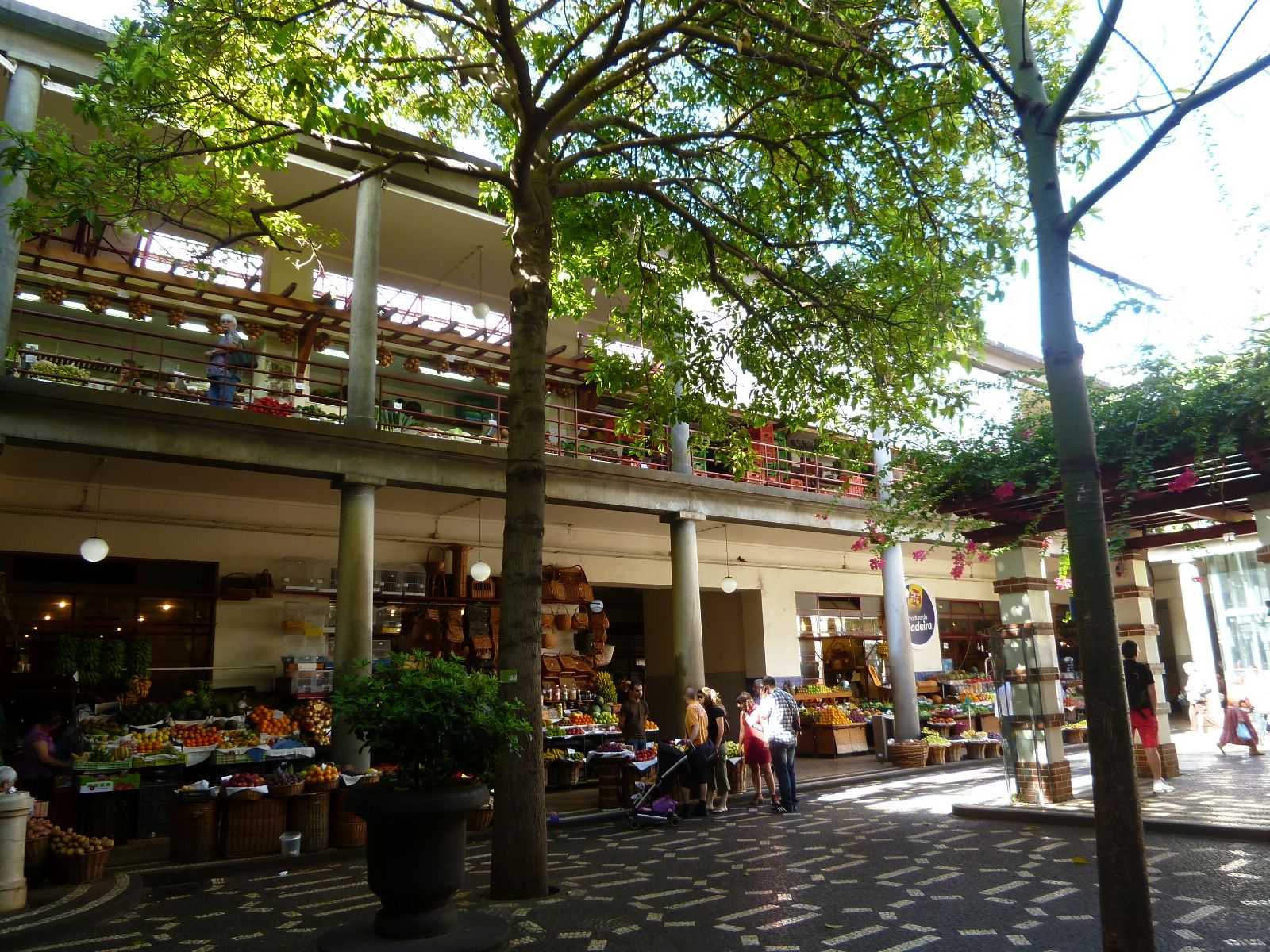 https://mdw-travel-data-us-east-1.s3.amazonaws.com/img/country/Portugal/Mercado-dos-Lavradores/img_03.jpg