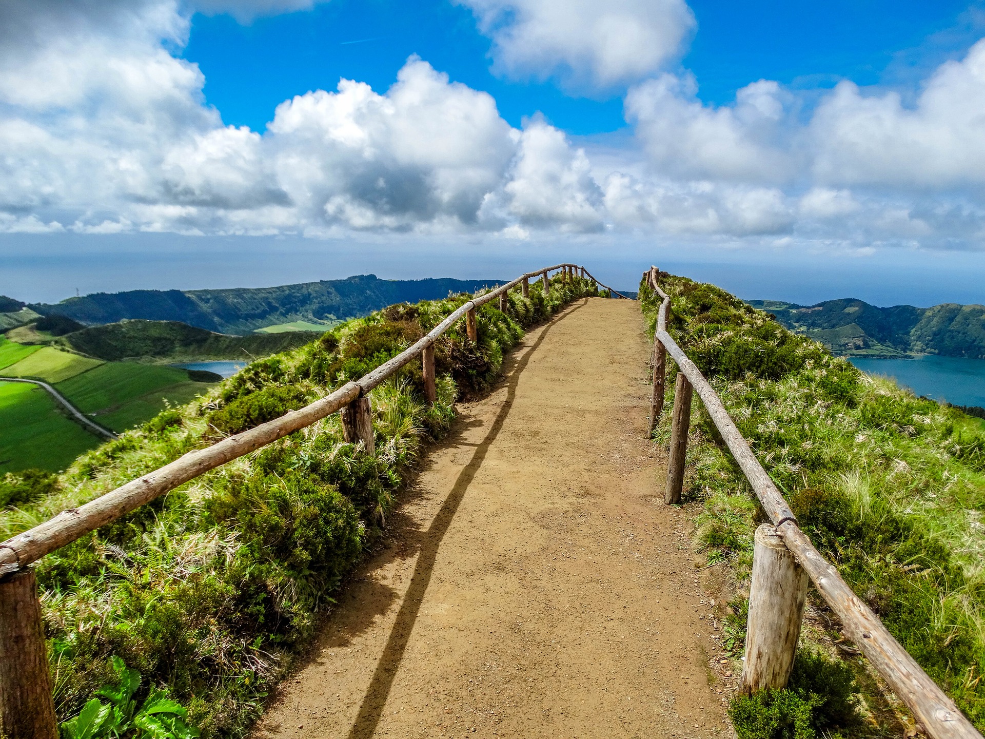 https://mdw-travel-data-us-east-1.s3.amazonaws.com/img/country/Portugal/Miradouro-da-Boca-do-Inferno/img_03.jpg