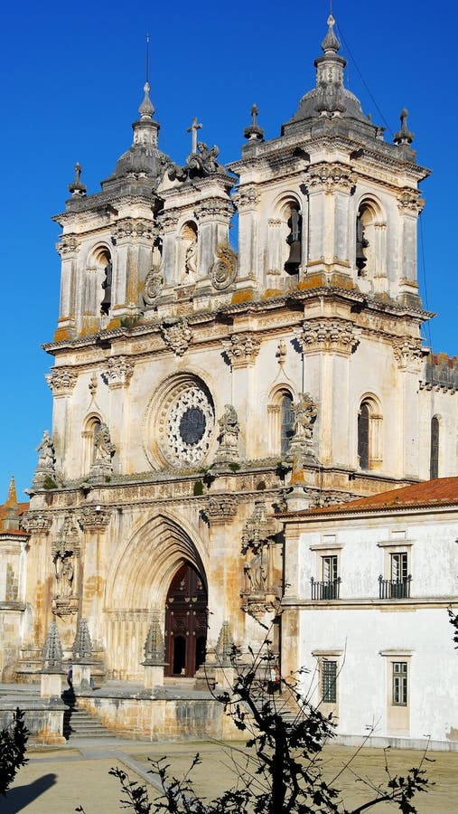 https://mdw-travel-data-us-east-1.s3.amazonaws.com/img/country/Portugal/Monastery-of-Alcobaca/img_01.jpg