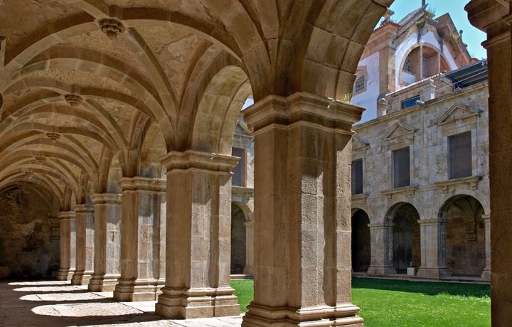 https://mdw-travel-data-us-east-1.s3.amazonaws.com/img/country/Portugal/Monastery-of-Salzedas/img_01.jpg