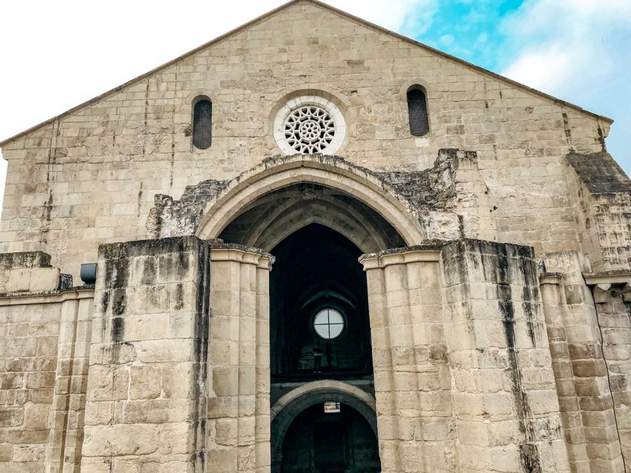 https://mdw-travel-data-us-east-1.s3.amazonaws.com/img/country/Portugal/Monastery-of-Santa-Clara-a-Velha/img_02.jpg