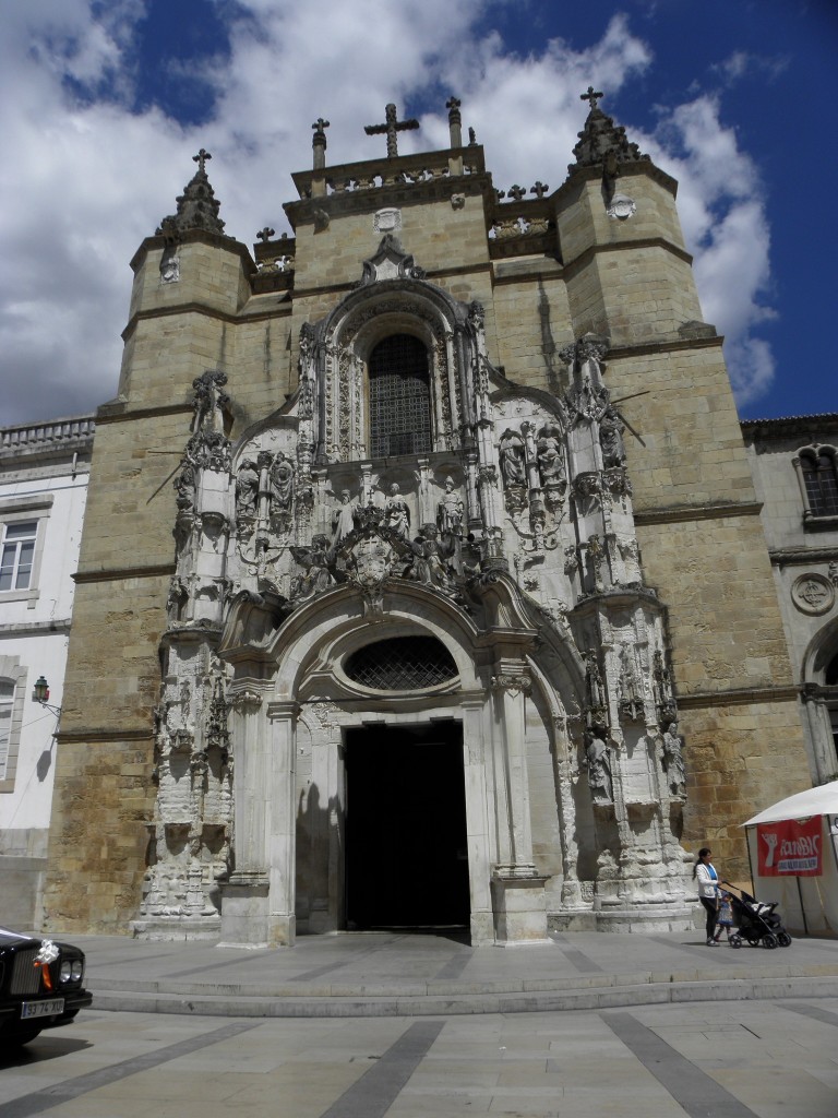 https://mdw-travel-data-us-east-1.s3.amazonaws.com/img/country/Portugal/Monastery-of-Santa-Cruz/img_00.jpg