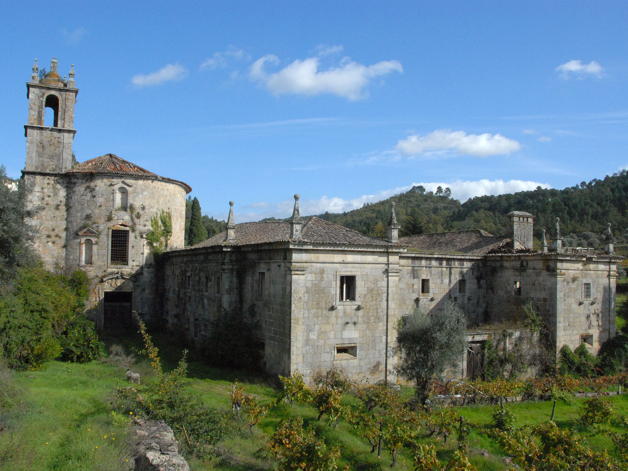 https://mdw-travel-data-us-east-1.s3.amazonaws.com/img/country/Portugal/Monastery-of-Santa-Maria-de-Maceira-Dao/img_00.jpg