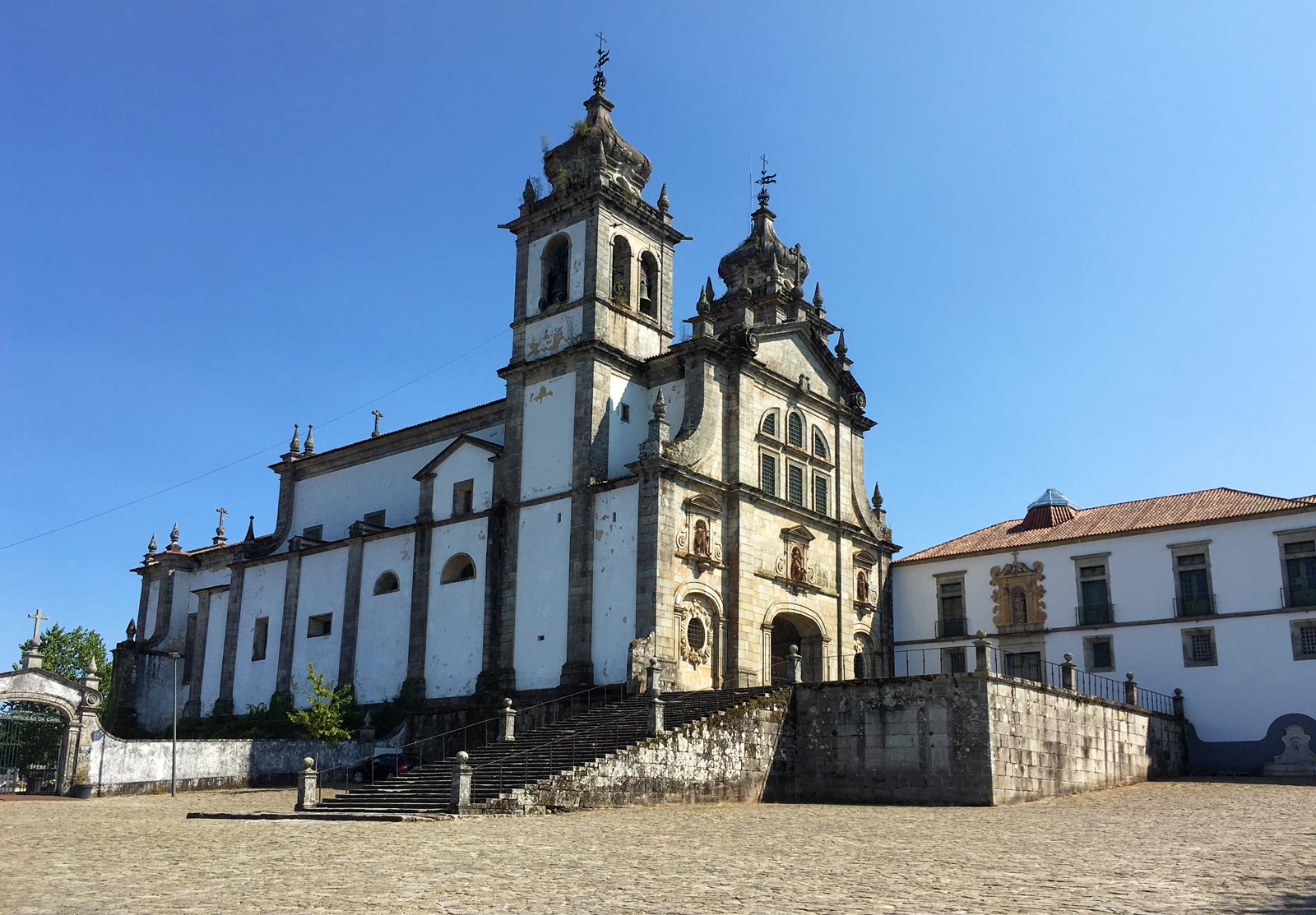 https://mdw-travel-data-us-east-1.s3.amazonaws.com/img/country/Portugal/Monastery-of-Sao-Martinho-de-Tibaes/img_02.jpg