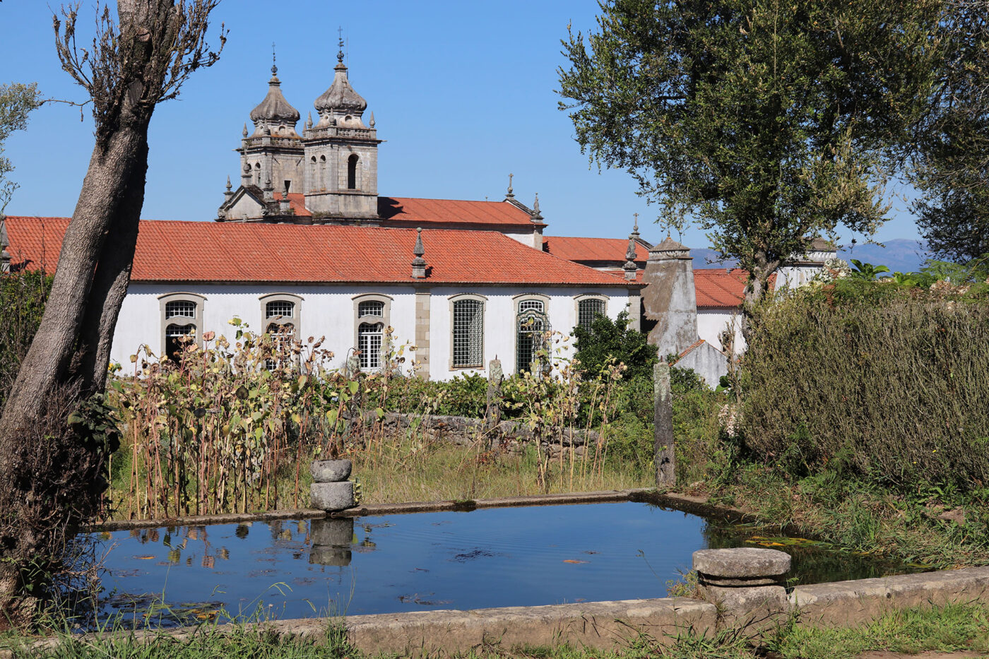 https://mdw-travel-data-us-east-1.s3.amazonaws.com/img/country/Portugal/Monastery-of-Sao-Martinho-de-Tibaes/img_03.jpg