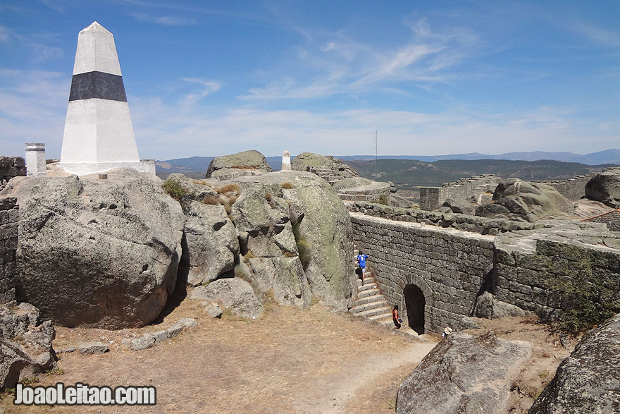 https://mdw-travel-data-us-east-1.s3.amazonaws.com/img/country/Portugal/Monsanto-Castle/img_01.jpg