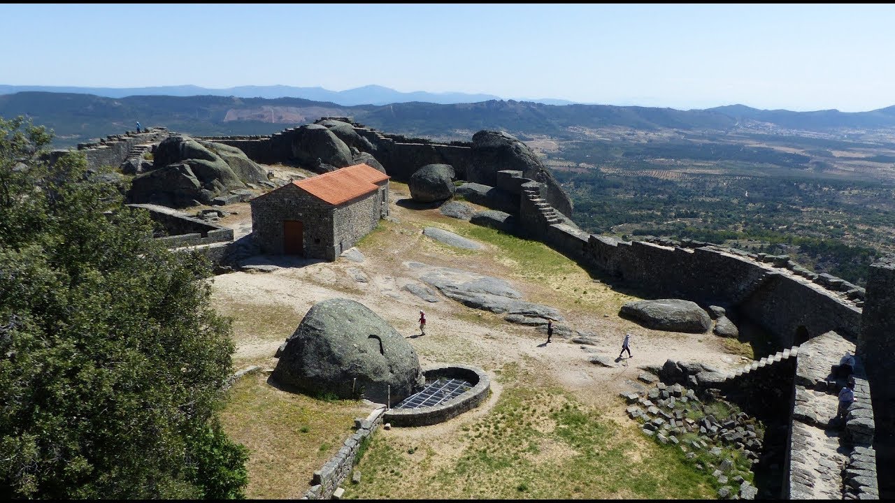 https://mdw-travel-data-us-east-1.s3.amazonaws.com/img/country/Portugal/Monsanto-Castle/img_03.jpg