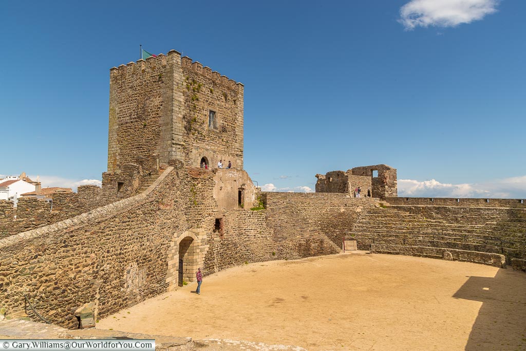 https://mdw-travel-data-us-east-1.s3.amazonaws.com/img/country/Portugal/Monsaraz-Castle/img_03.jpg