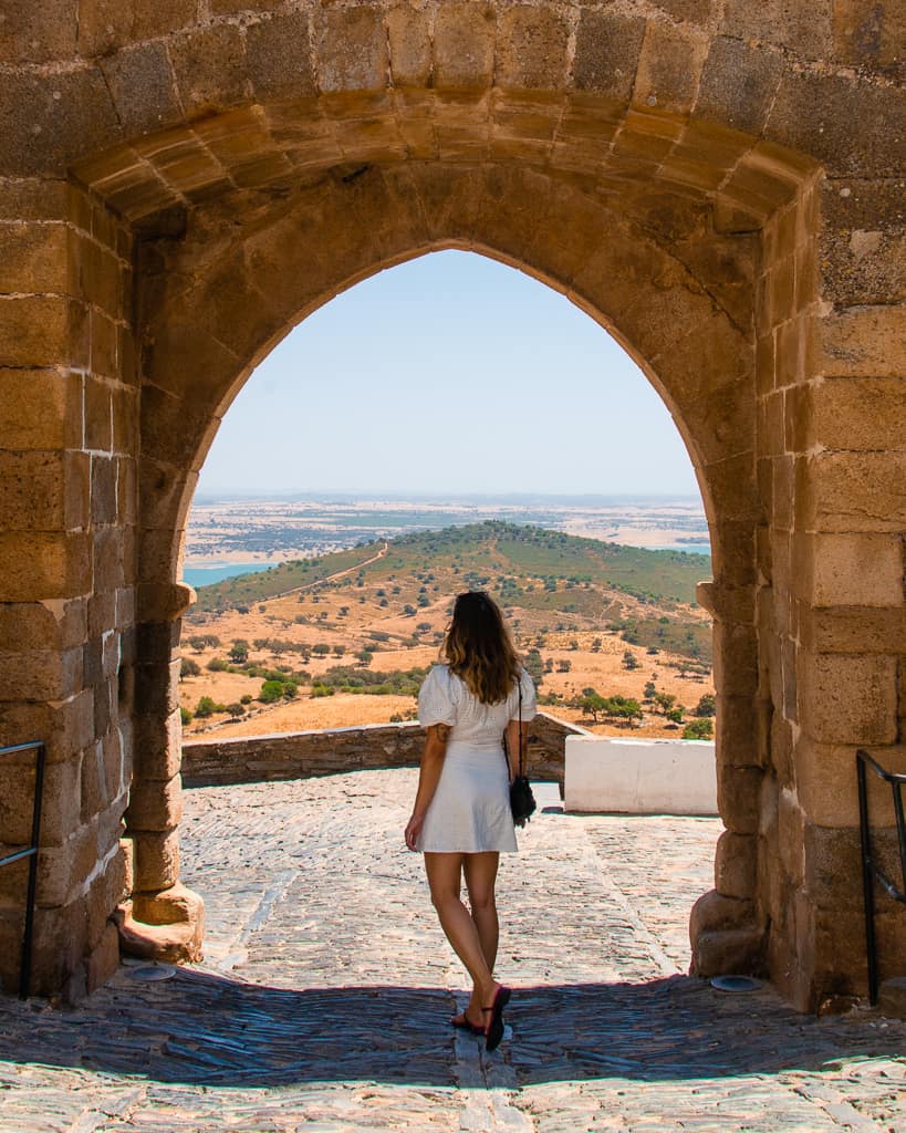 https://mdw-travel-data-us-east-1.s3.amazonaws.com/img/country/Portugal/Monsaraz/img_02.jpg