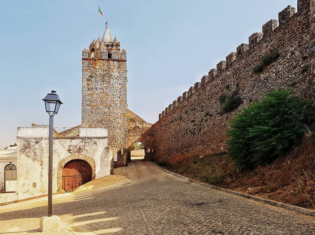 https://mdw-travel-data-us-east-1.s3.amazonaws.com/img/country/Portugal/Montemor-o-Novo-Castle/img_01.jpg