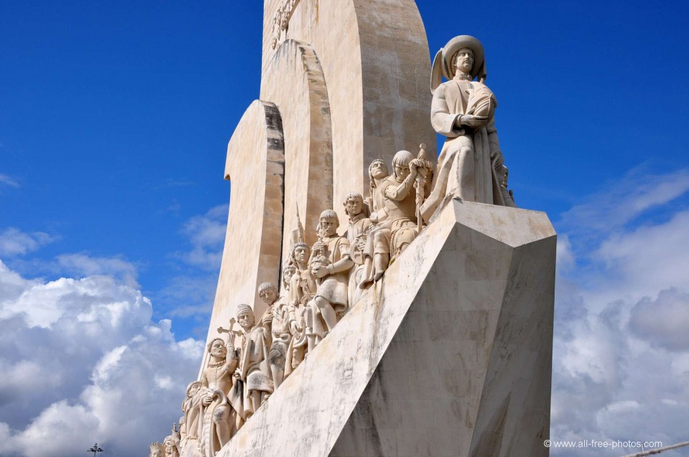 https://mdw-travel-data-us-east-1.s3.amazonaws.com/img/country/Portugal/Monument-to-the-Discoveries/img_03.jpg