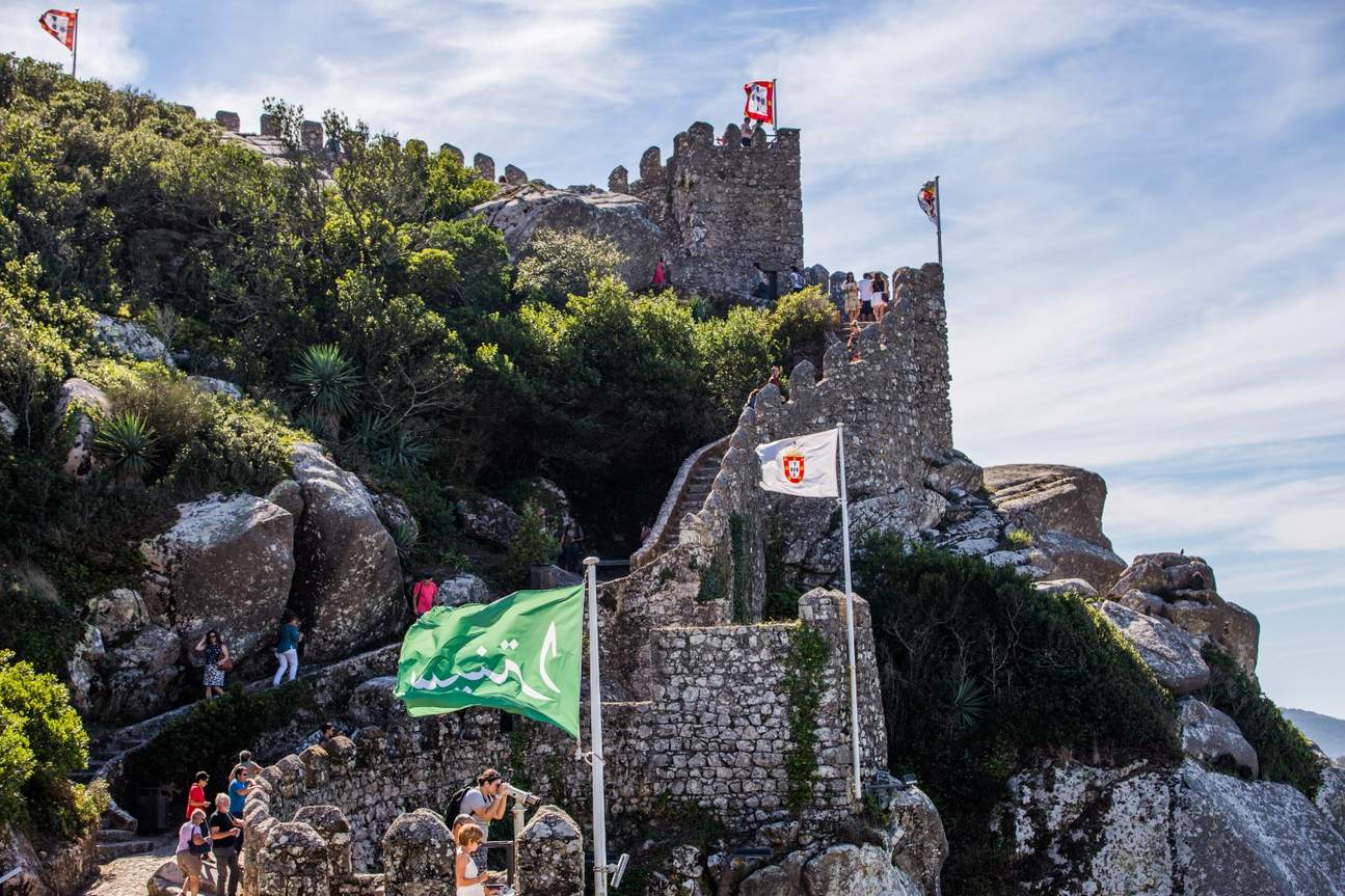 https://mdw-travel-data-us-east-1.s3.amazonaws.com/img/country/Portugal/Moorish-Castle/img_00.jpg