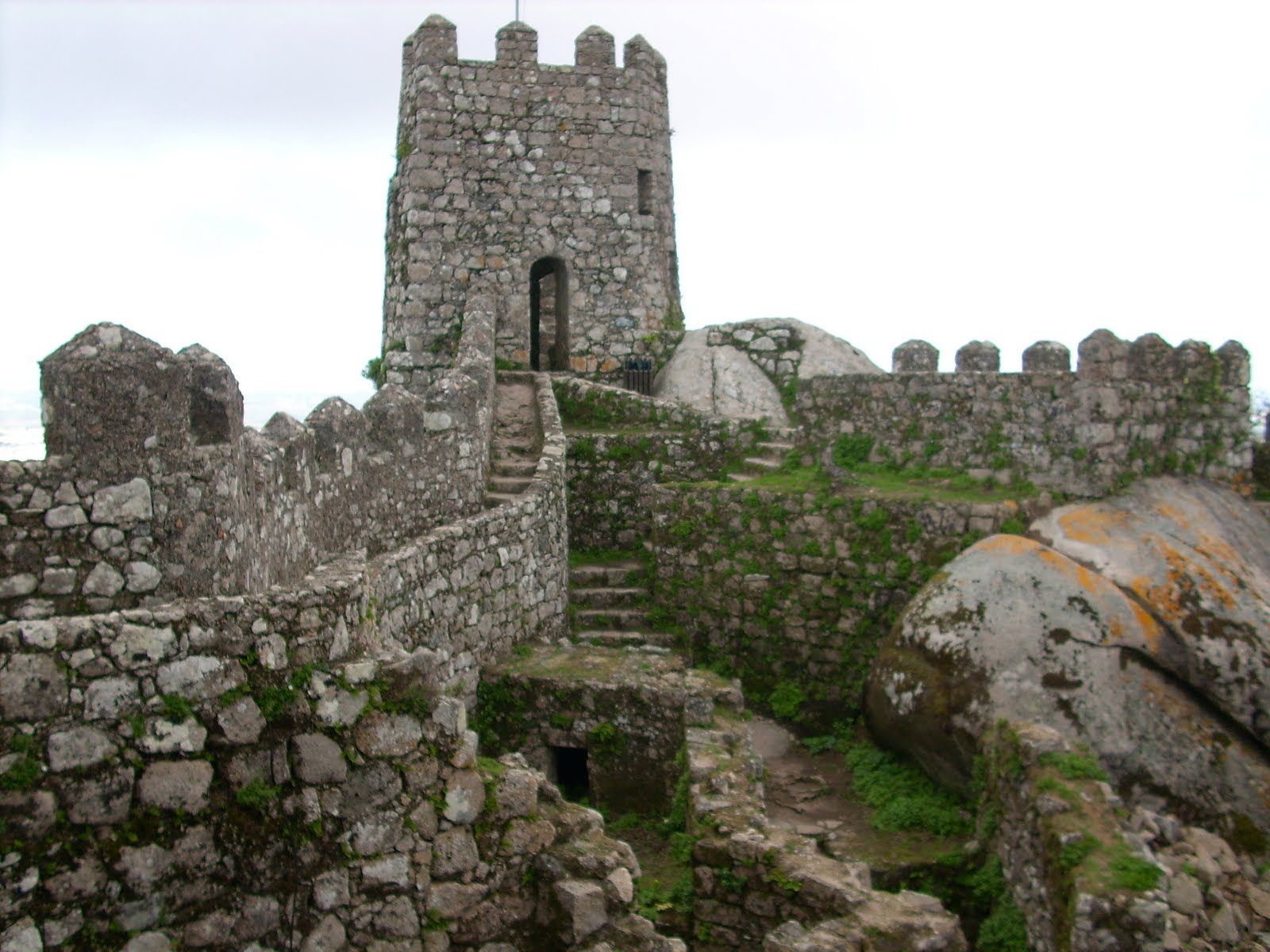 https://mdw-travel-data-us-east-1.s3.amazonaws.com/img/country/Portugal/Moorish-Castle/img_01.jpg