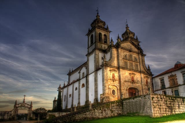 https://mdw-travel-data-us-east-1.s3.amazonaws.com/img/country/Portugal/Mosteiro-de-Tibaes/img_01.jpg