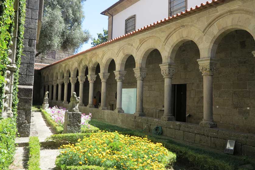 https://mdw-travel-data-us-east-1.s3.amazonaws.com/img/country/Portugal/Museu-Alberto-Sampaio/img_03.jpg