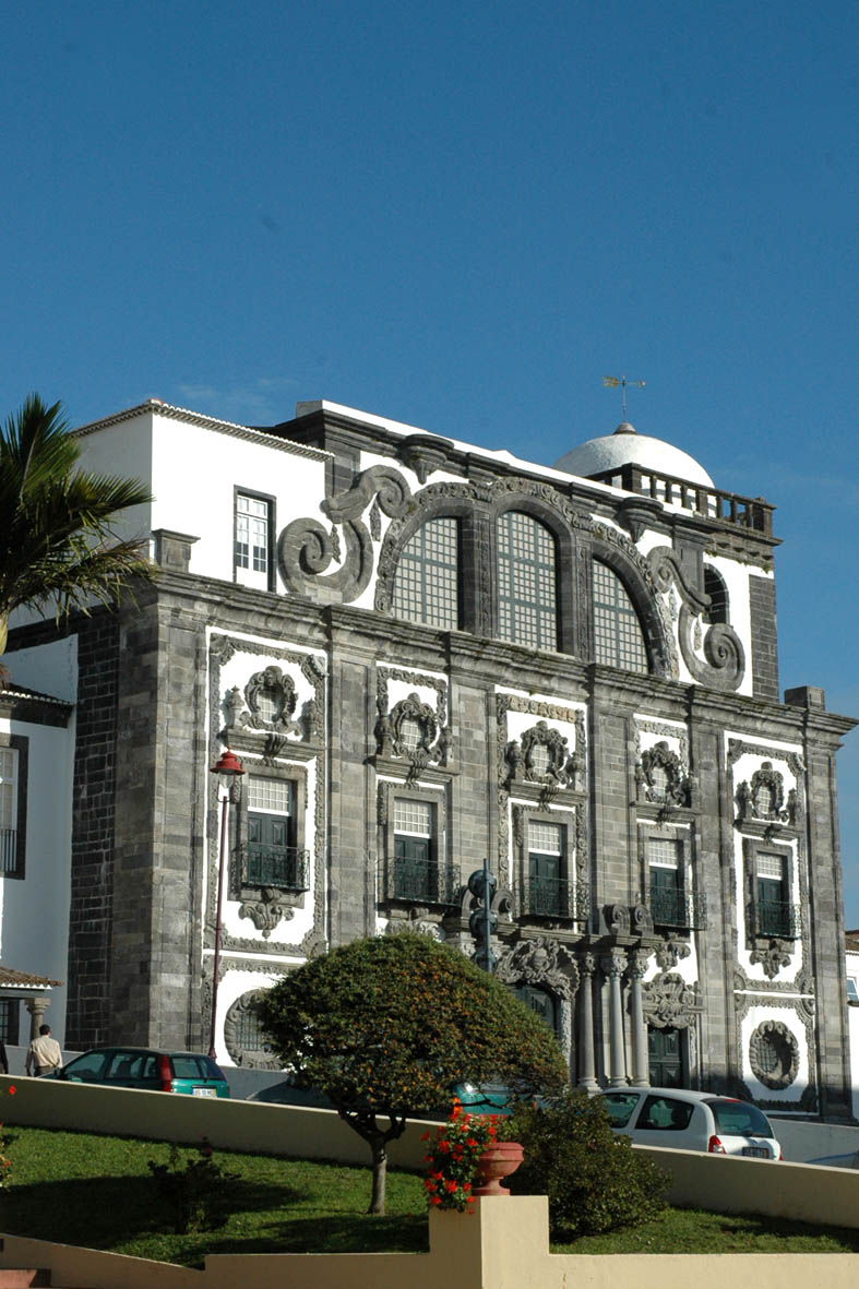 https://mdw-travel-data-us-east-1.s3.amazonaws.com/img/country/Portugal/Museu-Carlos-Machado/img_03.jpg