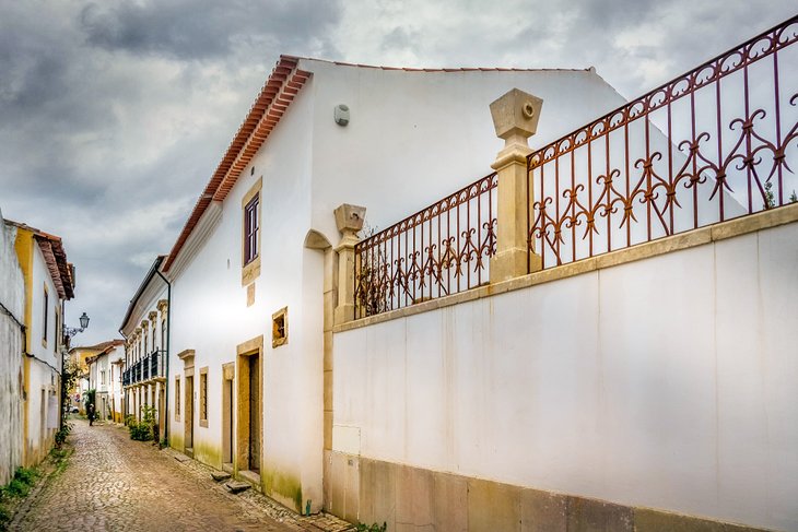 https://mdw-travel-data-us-east-1.s3.amazonaws.com/img/country/Portugal/Museu-Luso-Hebraico-Abraham-Zacuto/img_00.jpg