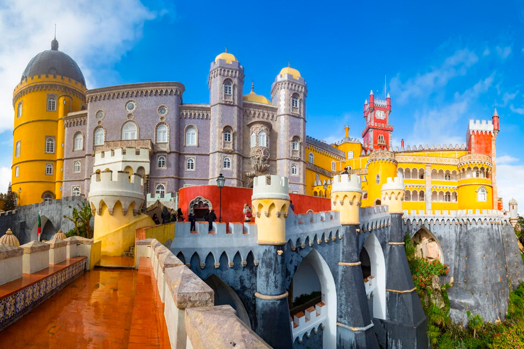 https://mdw-travel-data-us-east-1.s3.amazonaws.com/img/country/Portugal/National-Palace-of-Sintra/img_01.jpg