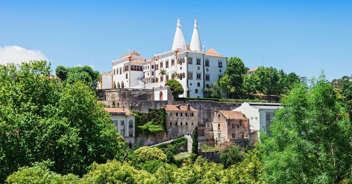 https://mdw-travel-data-us-east-1.s3.amazonaws.com/img/country/Portugal/National-Palace-of-Sintra/img_02.jpg
