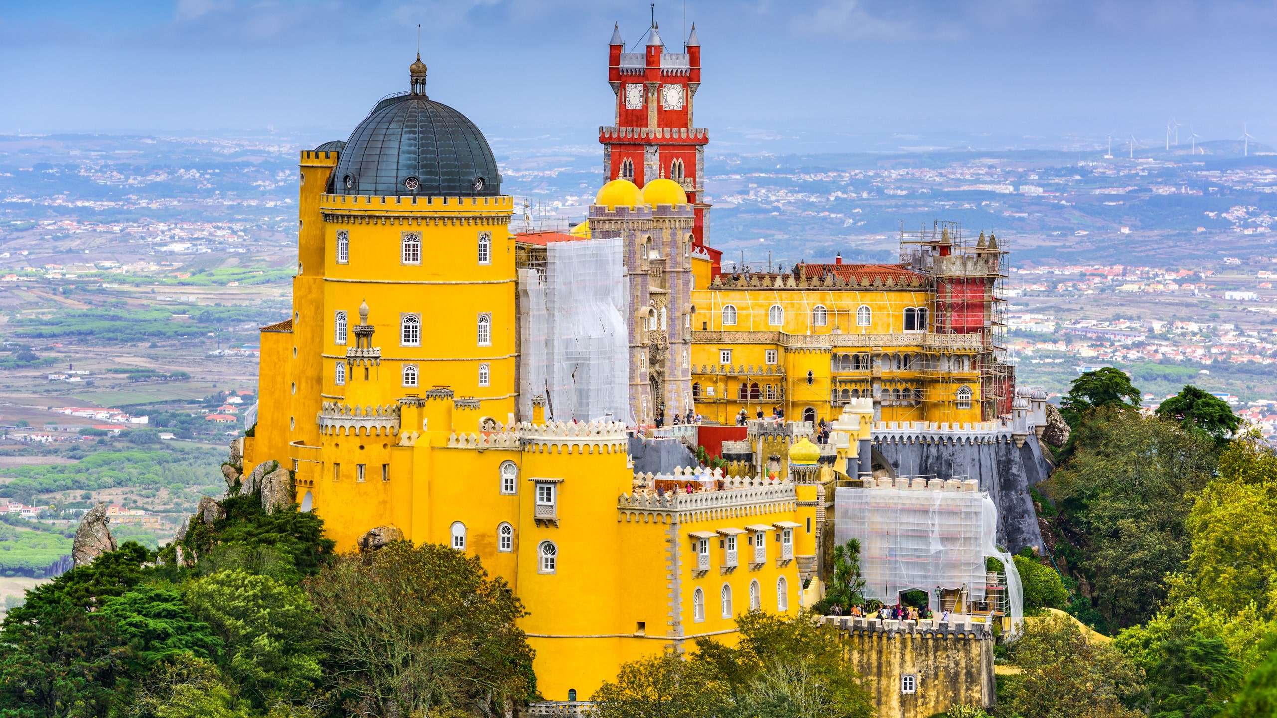 https://mdw-travel-data-us-east-1.s3.amazonaws.com/img/country/Portugal/National-Palace-of-Sintra/img_03.jpg