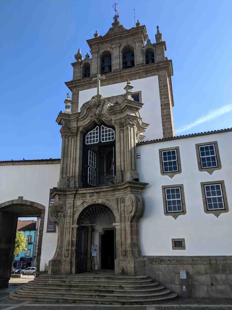 https://mdw-travel-data-us-east-1.s3.amazonaws.com/img/country/Portugal/Nossa-Senhora-da-Torre-Heilig-Hartbeeld/img_01.jpg