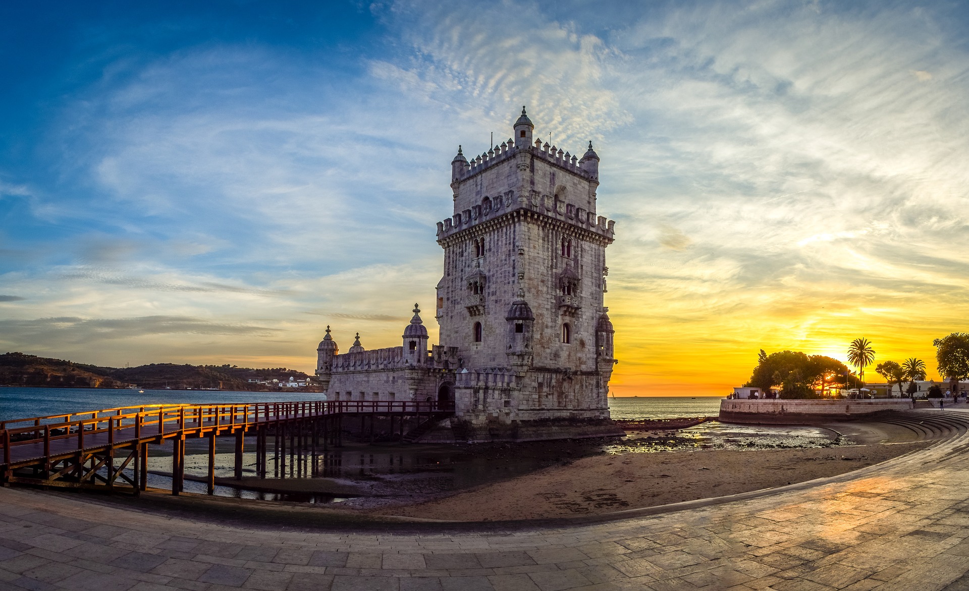https://mdw-travel-data-us-east-1.s3.amazonaws.com/img/country/Portugal/Nossa-Senhora-da-Torre-Heilig-Hartbeeld/img_03.jpg
