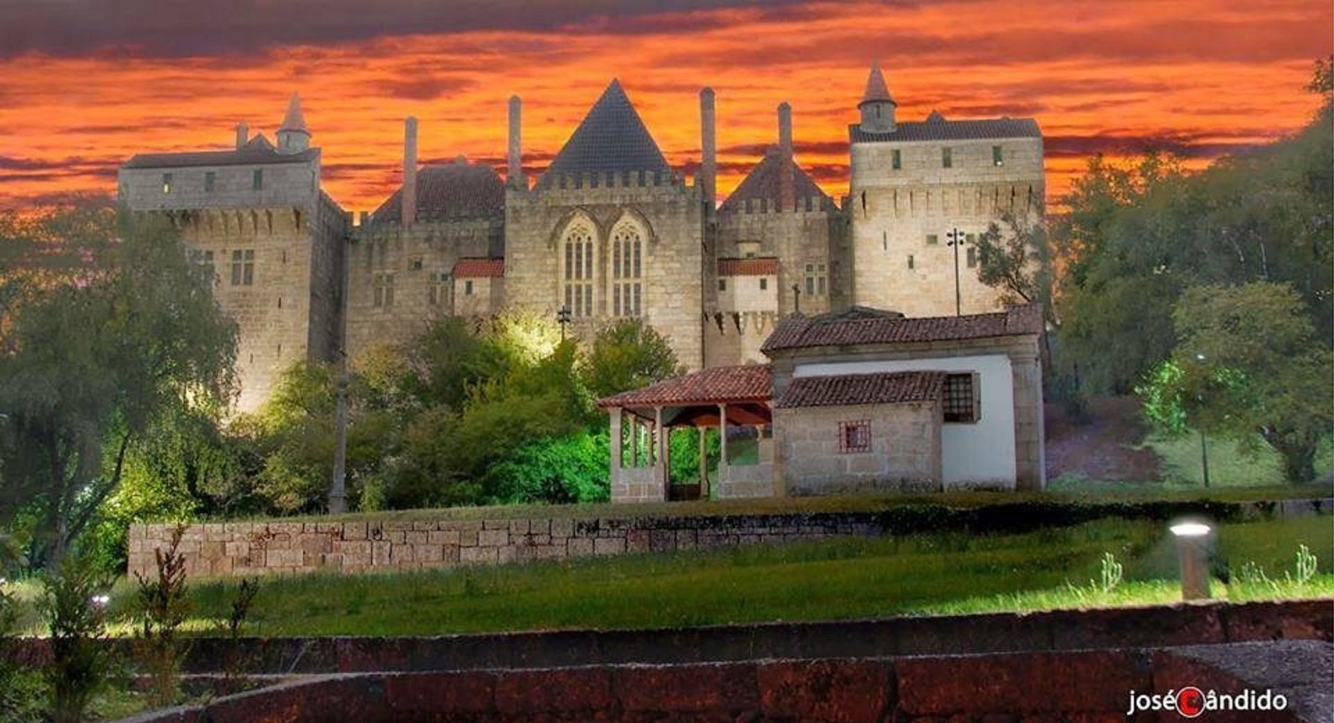 https://mdw-travel-data-us-east-1.s3.amazonaws.com/img/country/Portugal/Paco-dos-Duques-de-Braganca/img_00.jpg