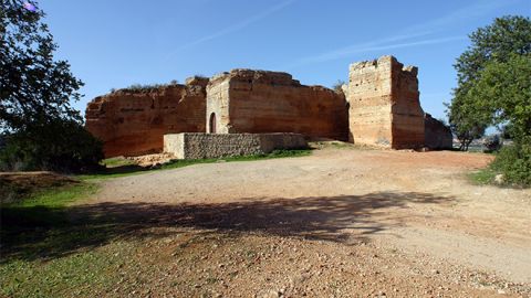 https://mdw-travel-data-us-east-1.s3.amazonaws.com/img/country/Portugal/Paderne-Castle/img_01.jpg