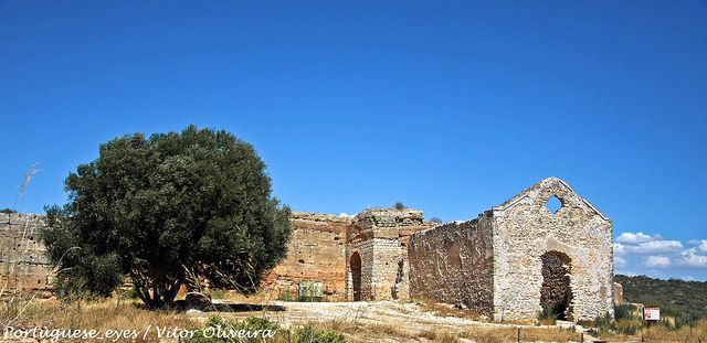 https://mdw-travel-data-us-east-1.s3.amazonaws.com/img/country/Portugal/Paderne-Castle/img_02.jpg