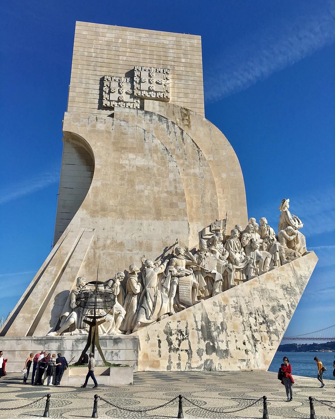 https://mdw-travel-data-us-east-1.s3.amazonaws.com/img/country/Portugal/Padrao-dos-Descobrimentos/img_00.jpg