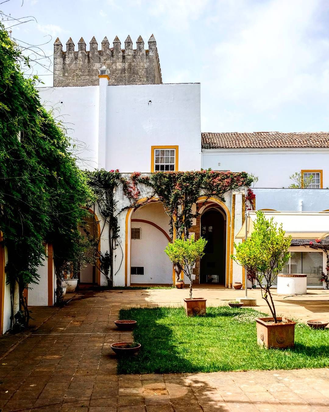 https://mdw-travel-data-us-east-1.s3.amazonaws.com/img/country/Portugal/Palace-of-the-Dukes-of-Cadaval/img_01.jpg