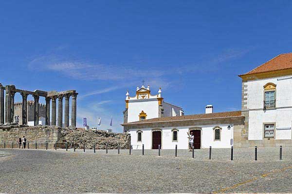 https://mdw-travel-data-us-east-1.s3.amazonaws.com/img/country/Portugal/Palace-of-the-Dukes-of-Cadaval/img_03.jpg