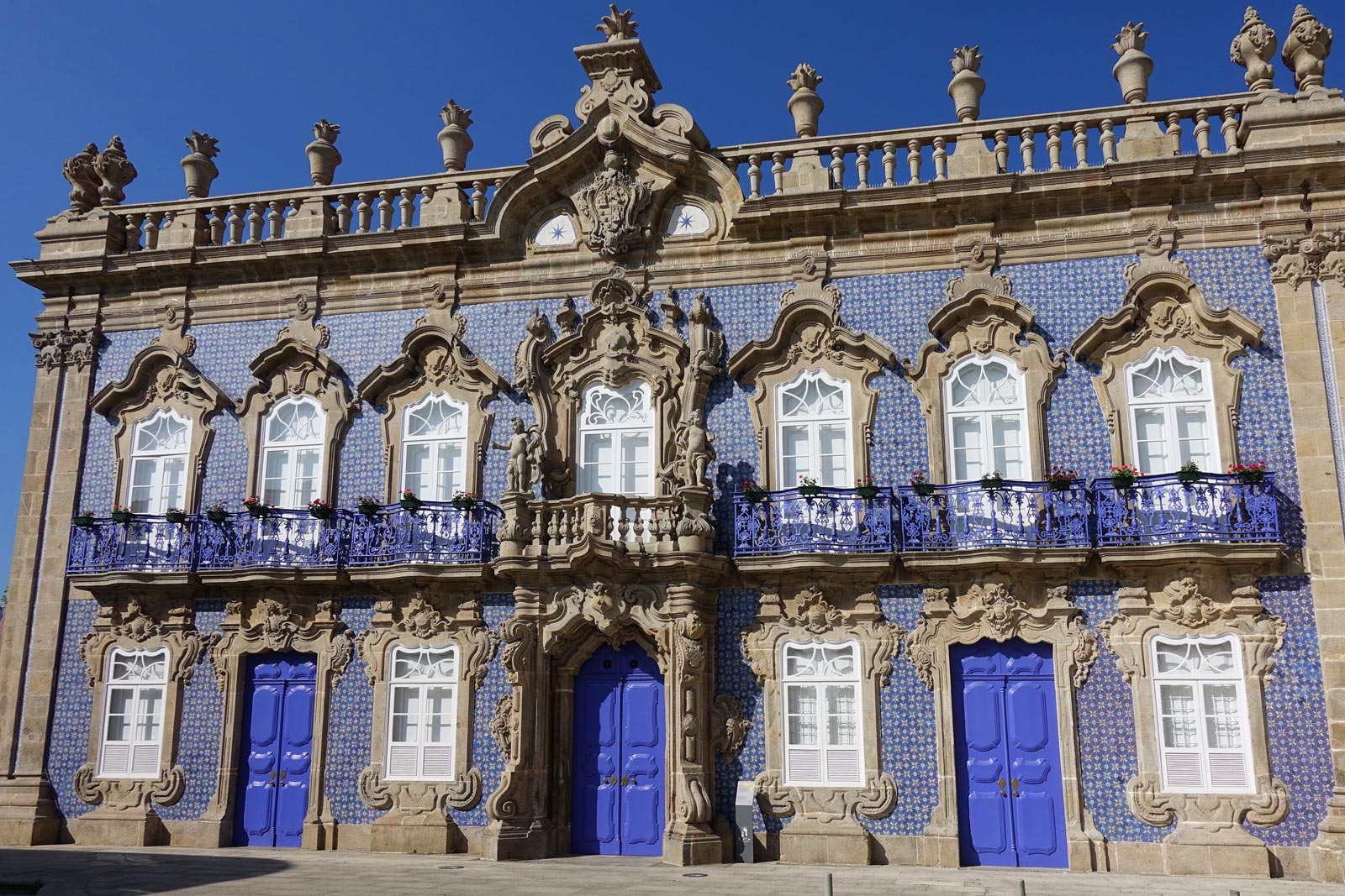 https://mdw-travel-data-us-east-1.s3.amazonaws.com/img/country/Portugal/Palace-of-the-Raio-Museum/img_00.jpg