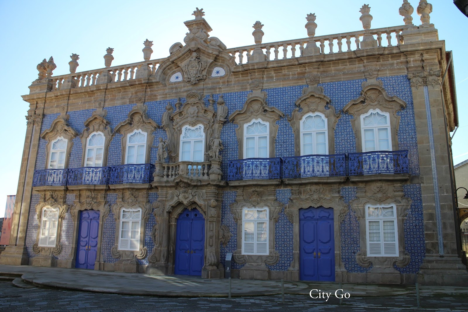 https://mdw-travel-data-us-east-1.s3.amazonaws.com/img/country/Portugal/Palace-of-the-Raio-Museum/img_01.jpg