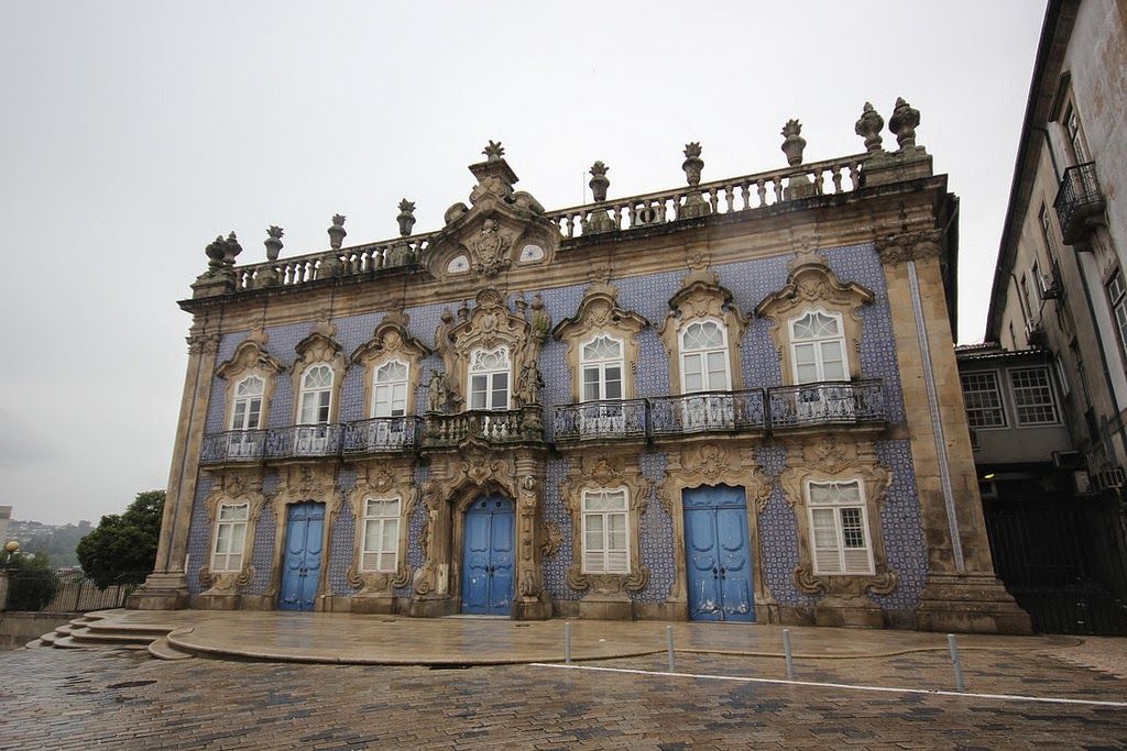 https://mdw-travel-data-us-east-1.s3.amazonaws.com/img/country/Portugal/Palace-of-the-Raio-Museum/img_02.jpg