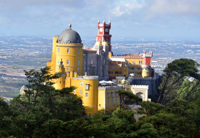 https://mdw-travel-data-us-east-1.s3.amazonaws.com/img/country/Portugal/Palacio-da-Pena/img_02.jpg
