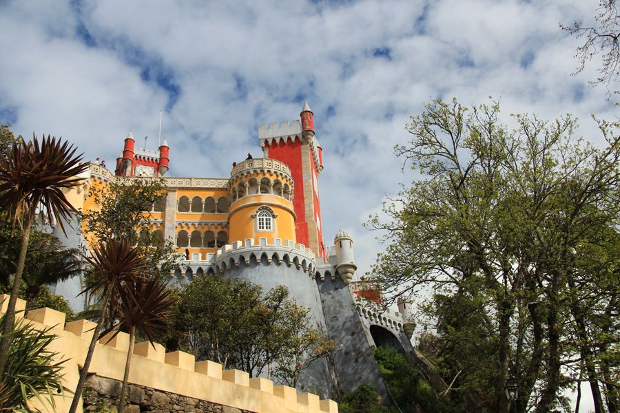 https://mdw-travel-data-us-east-1.s3.amazonaws.com/img/country/Portugal/Palacio-da-Pena/img_03.jpg