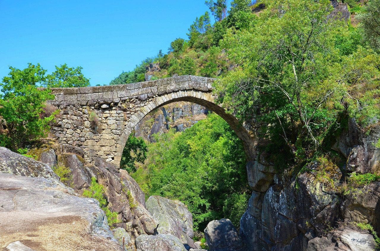 https://mdw-travel-data-us-east-1.s3.amazonaws.com/img/country/Portugal/Parque-Natural-do-Geres/img_01.jpg