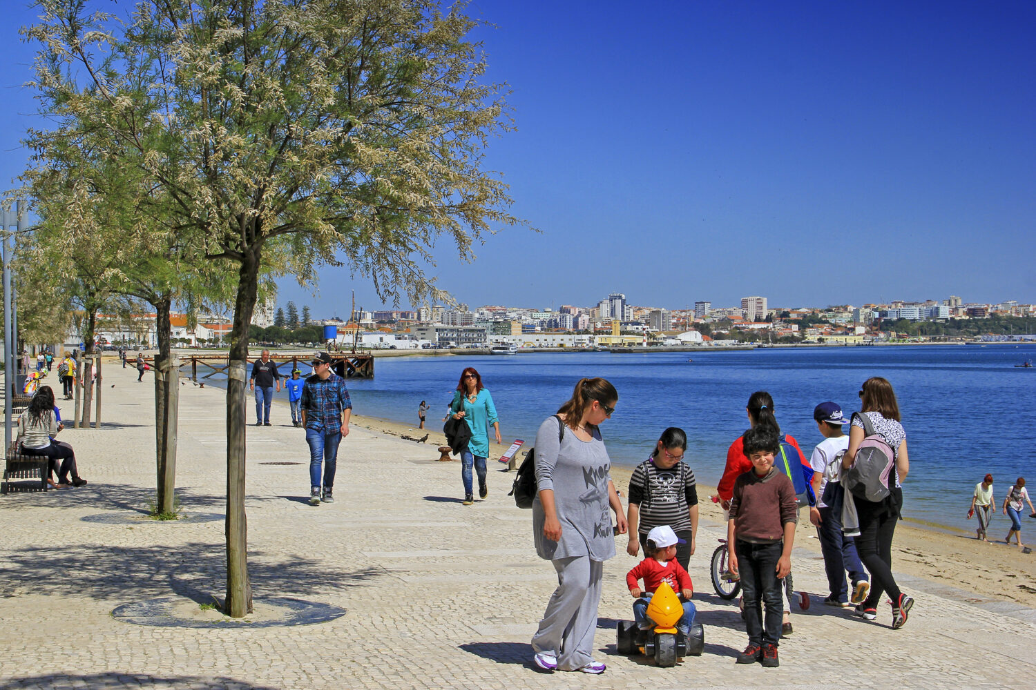 https://mdw-travel-data-us-east-1.s3.amazonaws.com/img/country/Portugal/Parque-Urbano-de-Albarquel/img_01.jpg
