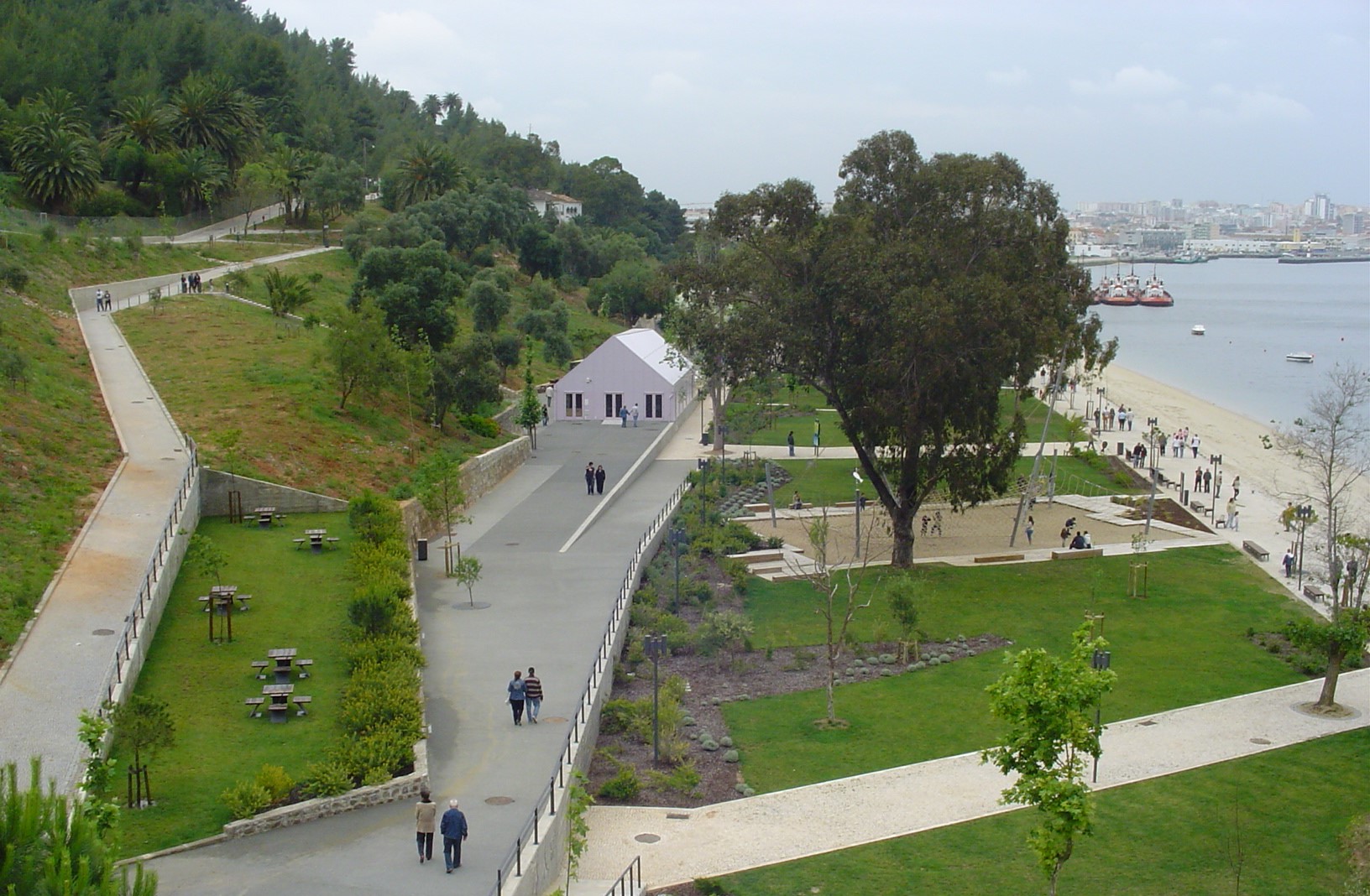 https://mdw-travel-data-us-east-1.s3.amazonaws.com/img/country/Portugal/Parque-Urbano-de-Albarquel/img_03.jpg