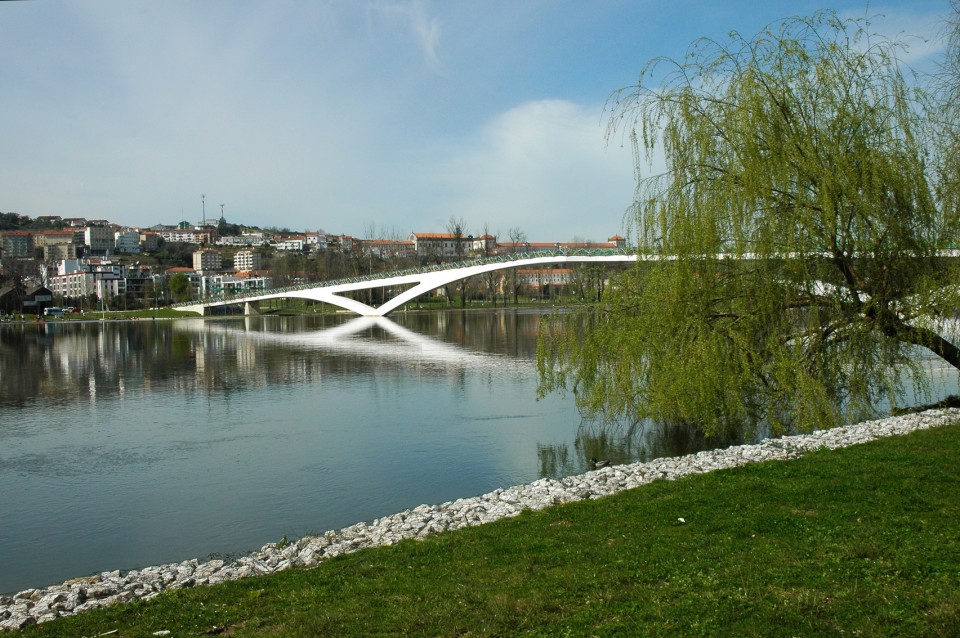 https://mdw-travel-data-us-east-1.s3.amazonaws.com/img/country/Portugal/Parque-Verde-do-Mondego/img_01.jpg