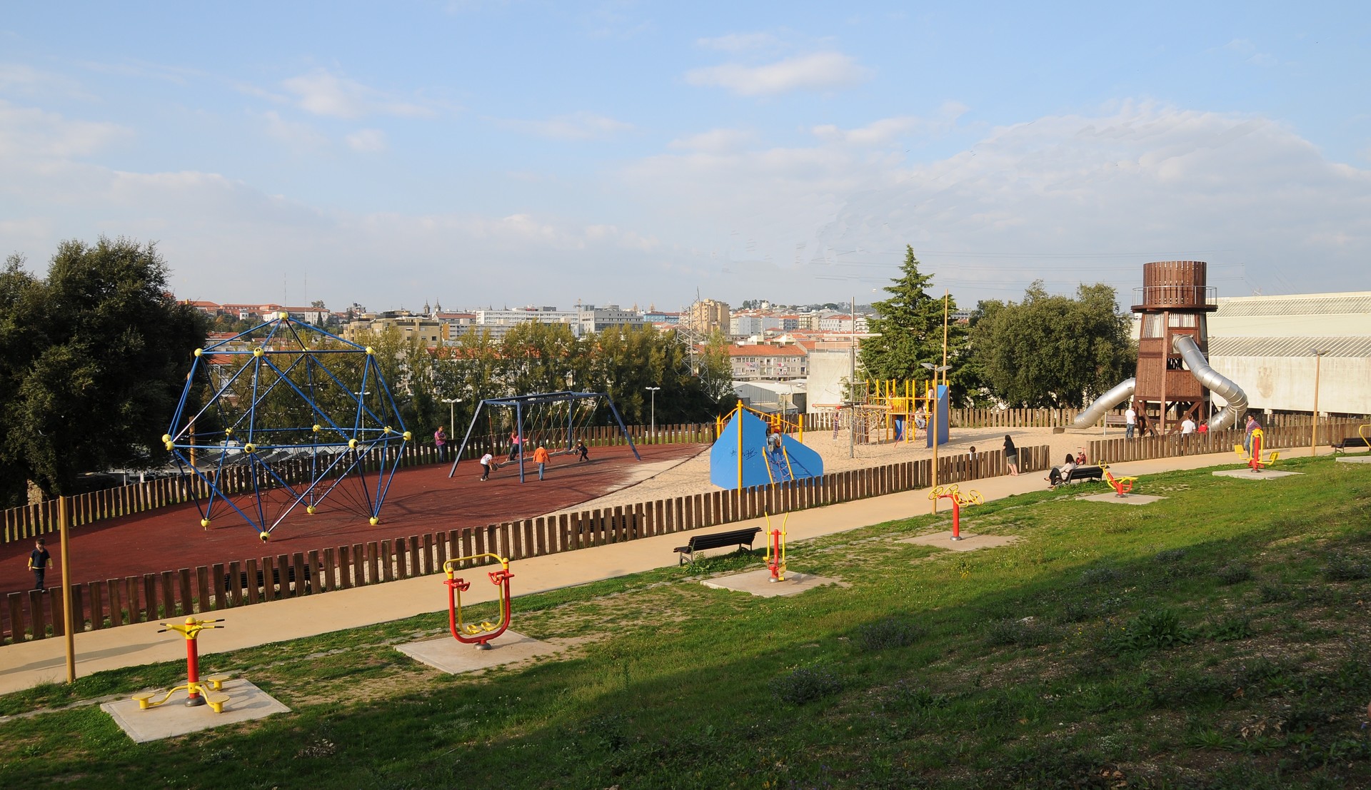 https://mdw-travel-data-us-east-1.s3.amazonaws.com/img/country/Portugal/Parque-da-Ponte/img_00.jpg
