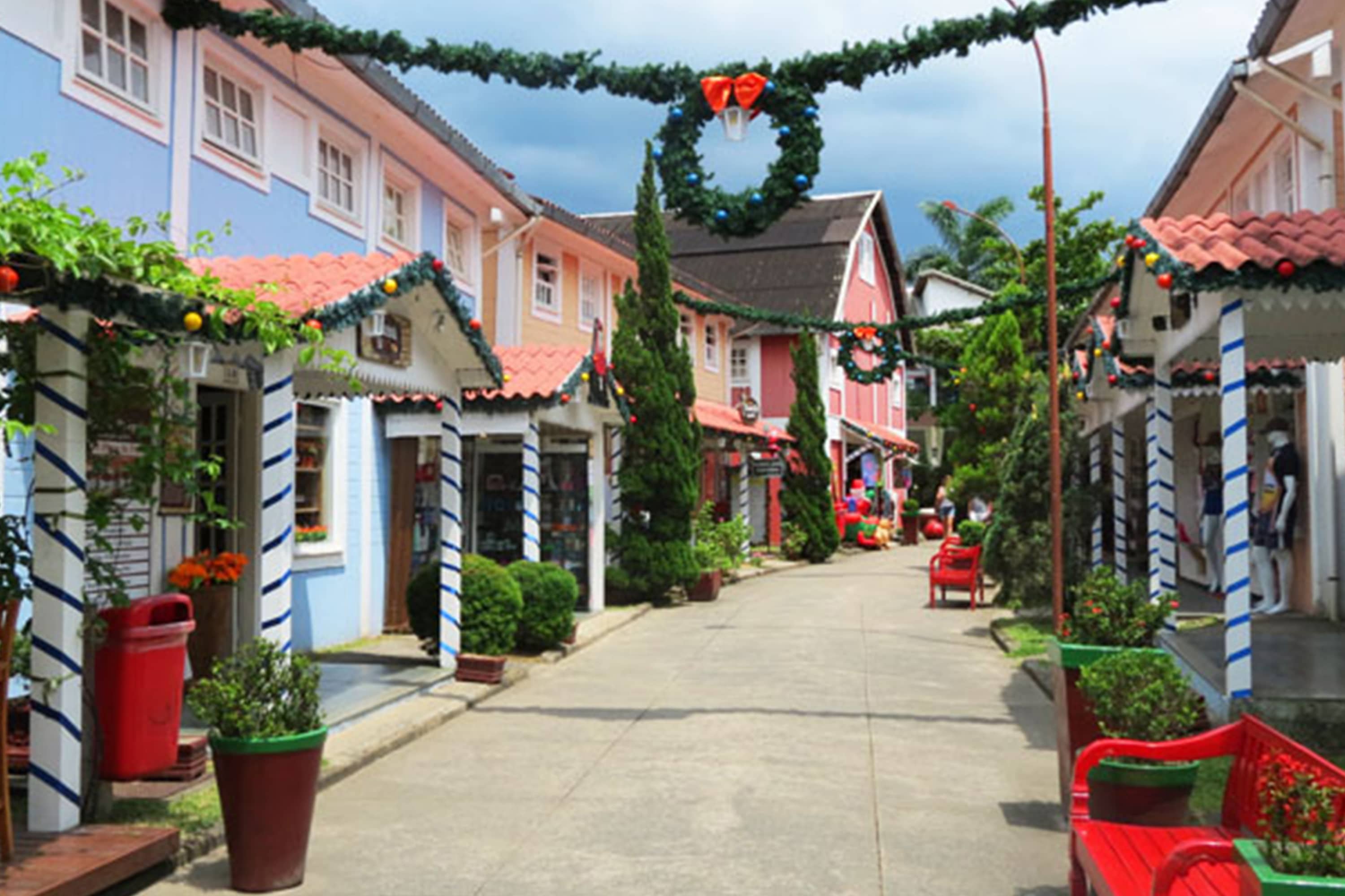 https://mdw-travel-data-us-east-1.s3.amazonaws.com/img/country/Portugal/Penedo-Beach/img_02.jpg