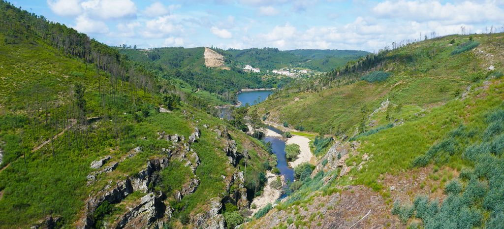 https://mdw-travel-data-us-east-1.s3.amazonaws.com/img/country/Portugal/Penedo-Furado/img_02.jpg