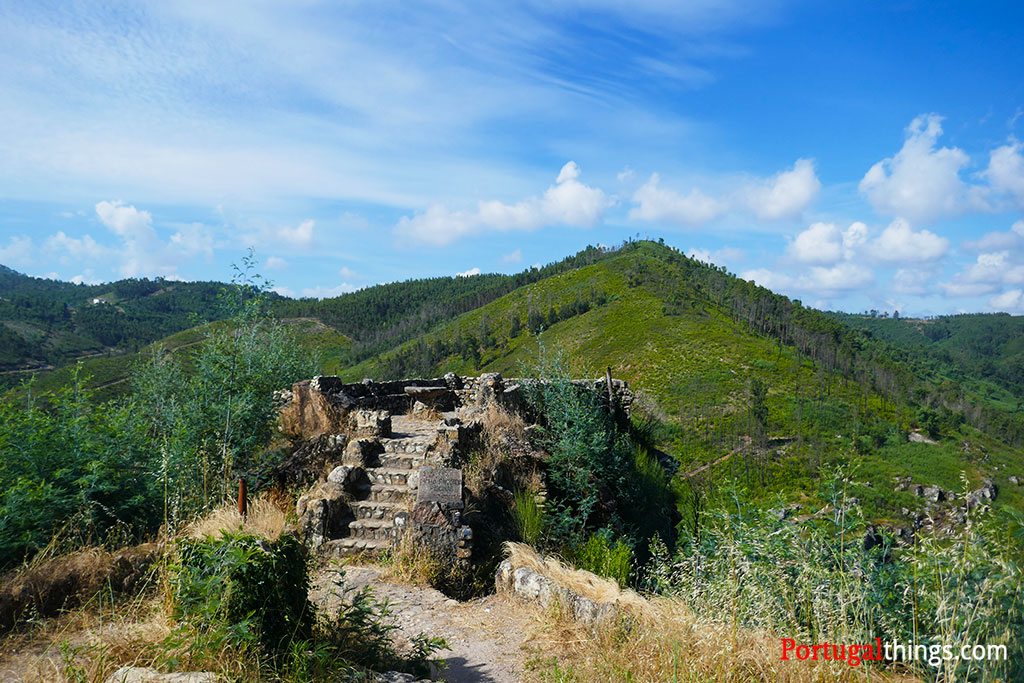 https://mdw-travel-data-us-east-1.s3.amazonaws.com/img/country/Portugal/Penedo-Furado/img_03.jpg