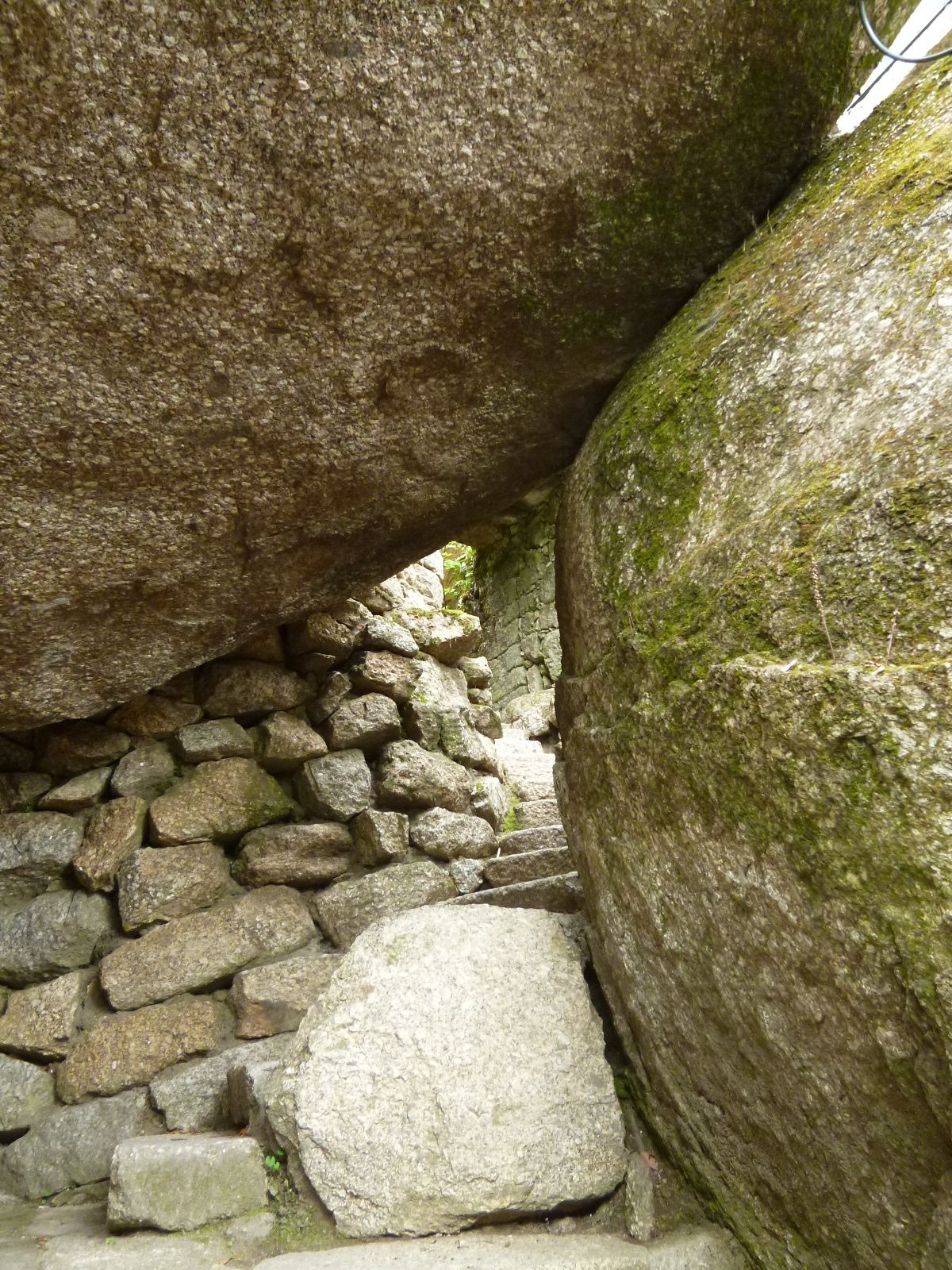 https://mdw-travel-data-us-east-1.s3.amazonaws.com/img/country/Portugal/Penha-Mountain/img_01.jpg