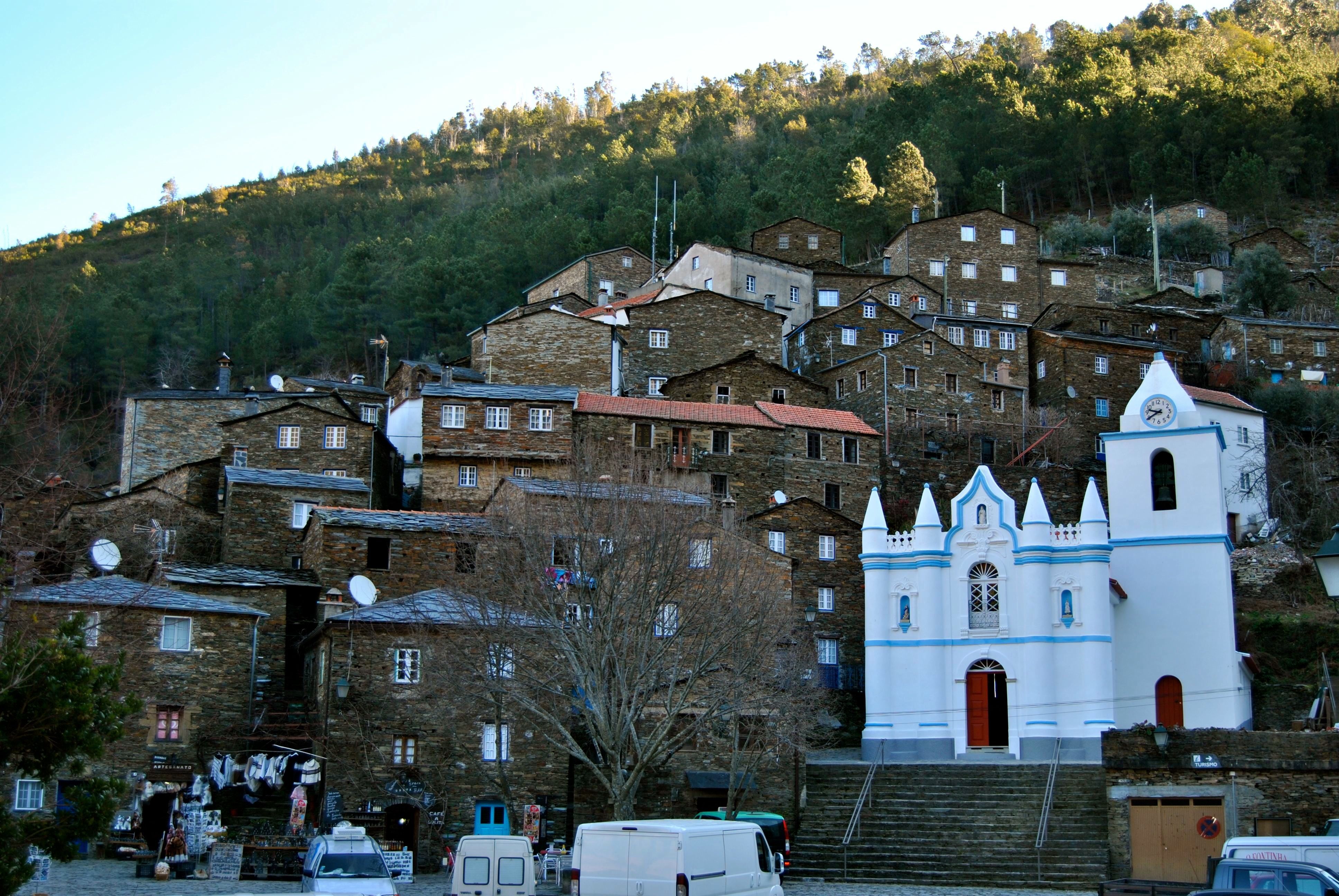 https://mdw-travel-data-us-east-1.s3.amazonaws.com/img/country/Portugal/Piodao/img_01.jpg