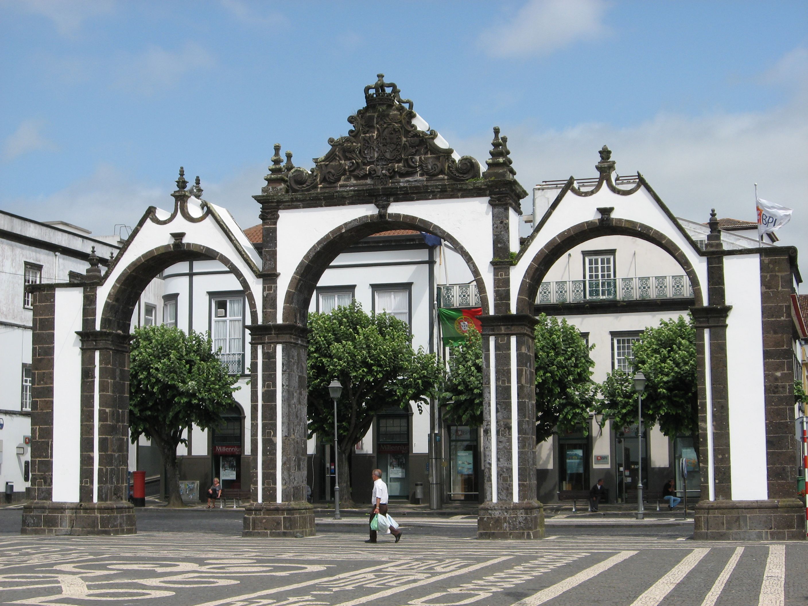 https://mdw-travel-data-us-east-1.s3.amazonaws.com/img/country/Portugal/Ponta-Delgada-City-Gates/img_01.jpg
